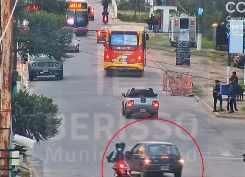 VIDEO | Choque entre una moto y un auto fue captado por las cámaras del COM