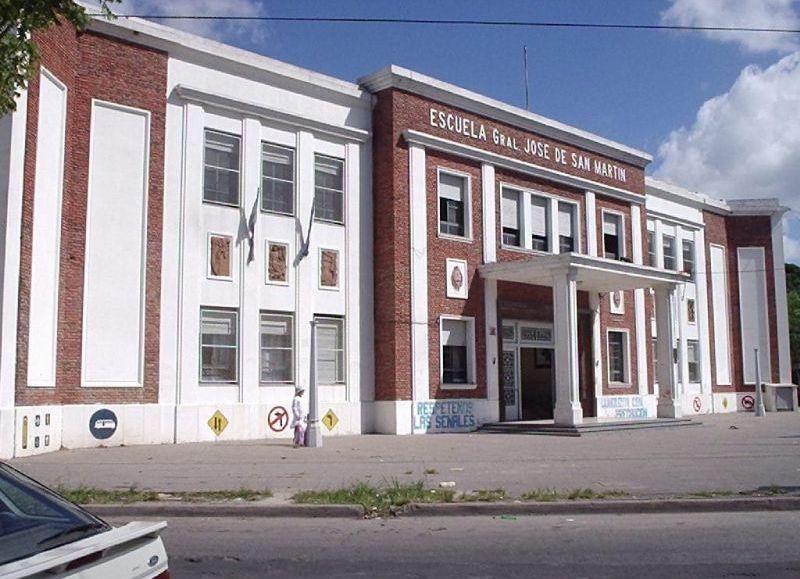 VIDEO | No anda la caldera: alumnos de una importante escuela de la ciudad se mueren de frío en clases