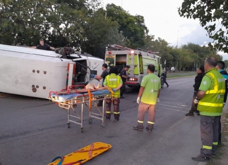 Choque y vuelco: dos heridos tras accidente en Villa Elvira