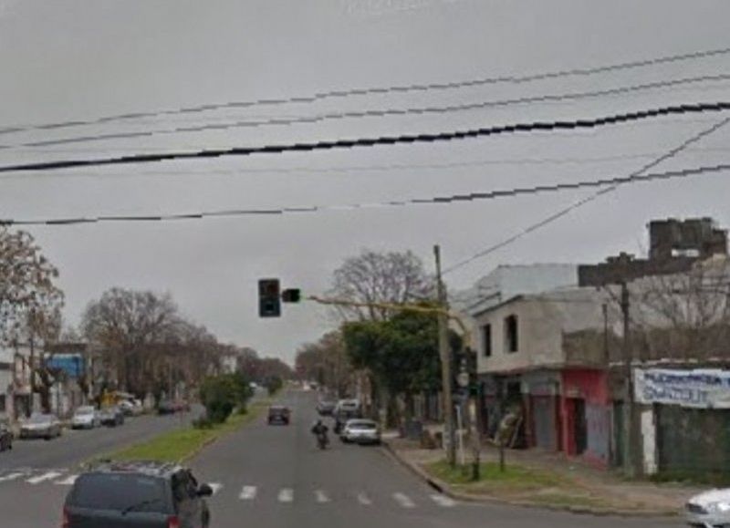 Siguen las quejas en Villa Elvira por el semáforo de 1 y 74: hace dos meses que no funciona