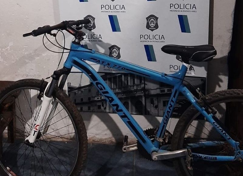 Le robaron la bicicleta a un laburante cuando salía para el trabajo
