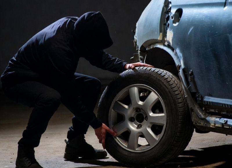 VIDEO | In fraganti: detienen a un hombre que robaba ruedas junto a su hijo de 12 años