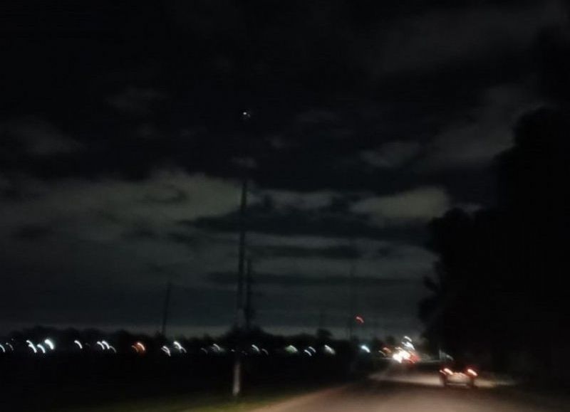 Persiste la falta de iluminación en avenida 13 tras el robo de cables en Barrio Aeropuerto