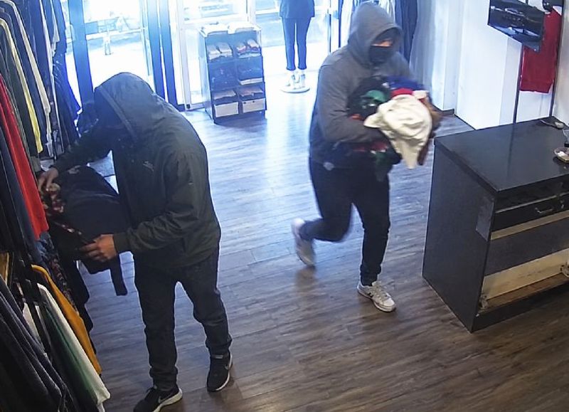 VIDEO | Robo en un local de ropa en Los Hornos: hay dos detenidos y ambos con antecedentes penales