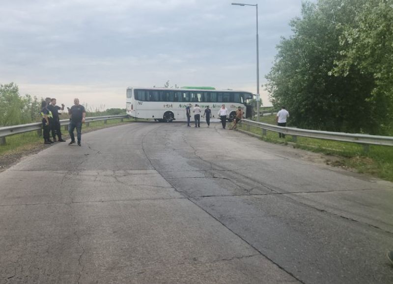 Un colectivo perdió el control y chocó contra el guardarraíl en Ensenada: derrame de gasoil y demoras en el tránsito