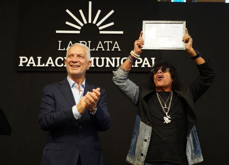 VIDEO | Alak recibió a “La Mona” Jiménez y lo distinguió como Visitante Ilustre de la ciudad