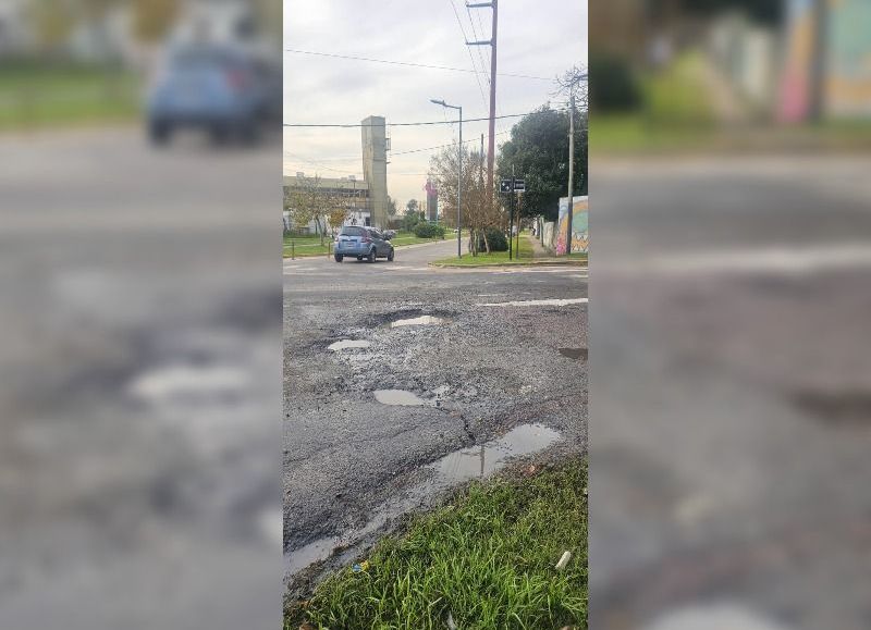 Tremendos pozos ponen en peligro a los conductores en plena entrada al casco urbano