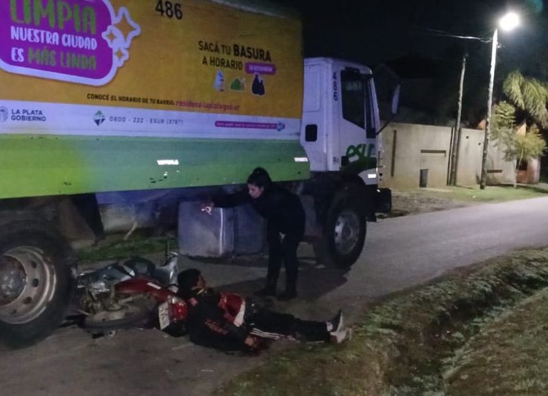 Gonnet: murió un motociclista de 30 años al chocar con un camión de recolección de residuos