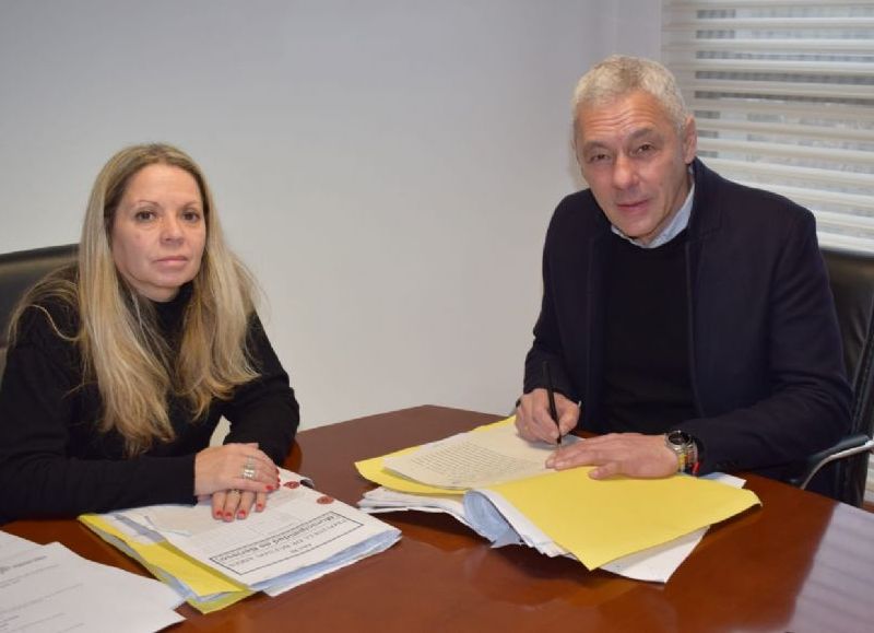 Berisso: el intendente Cagliardi firmó escrituras de dos sedes sociales de la ciudad
