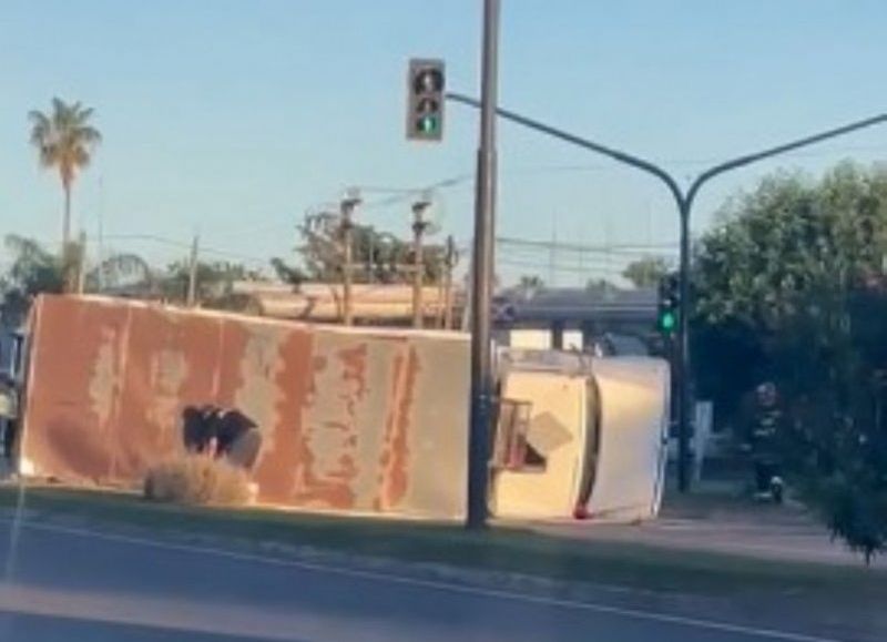 "Dejalo manejar al nuevo que vino recomendado": Camión volcó en el Centenario