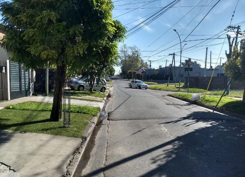 Quejas de los vecinos de Villa Elvira por la falta de iluminación en la calle 116