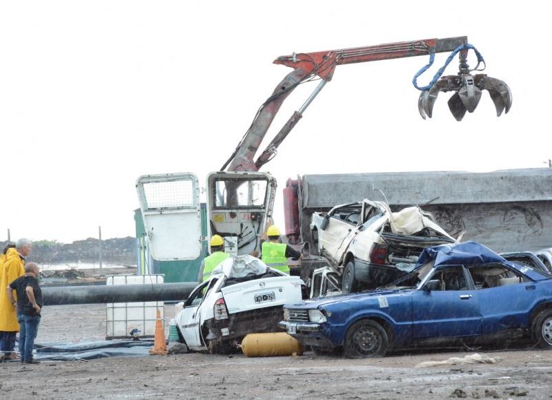 Se efectuó el segundo proceso de descontaminación y compactación de vehículos en Berisso