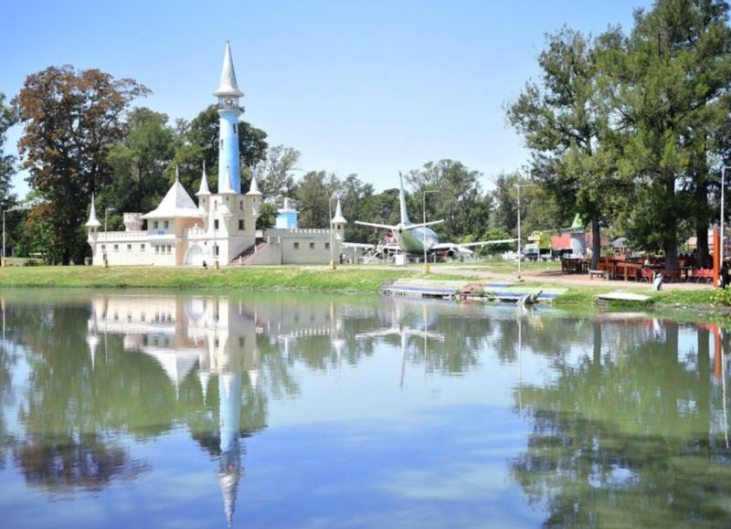 Emiten una Alerta Roja por cianobacterias en el lago de la República de los Niños