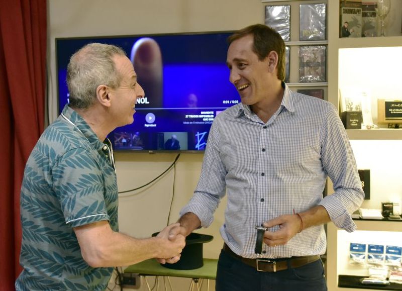 Garro visitó una pyme local que exporta productos de magia