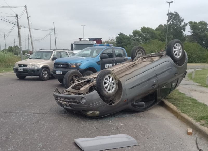 Ringuelet: volcó un auto en la rotonda de 19 y 520 y el conductor sufrió lesiones leves