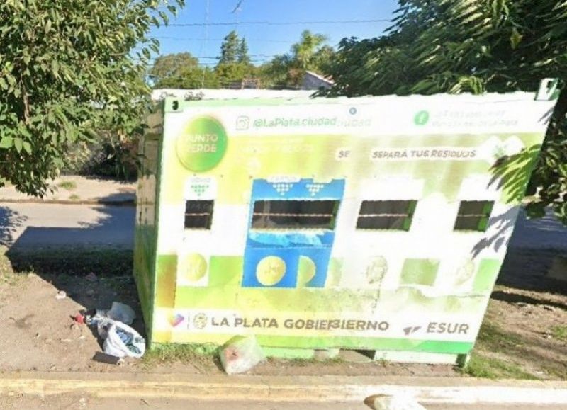 Vecino no sabe qué hacer con los papeles, cartones y plásticos desde que sacaron el puesto de 7 y 90