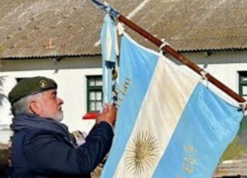 Mis Banderas y yo: el relato de cómo un ex combatiente se trajo la insignia entre ropas