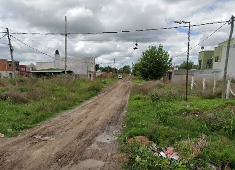 En el mismo lodo, todos manoseaos: quejas en Altos de San Lorenzo por una transitada calle que se empantana