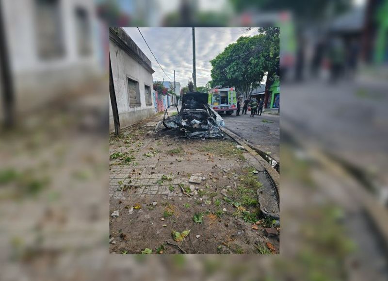 Se incendió un auto que estaba sobre la vereda