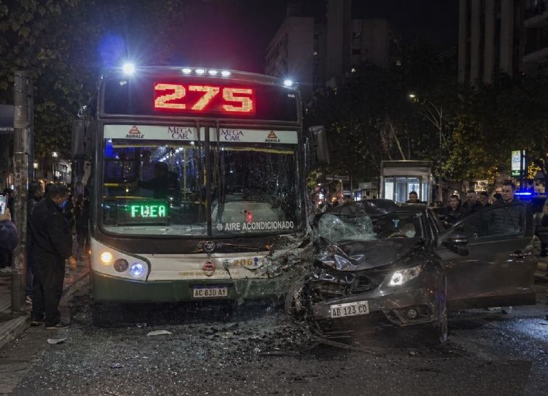 Violento episodio tras un choque en pleno centro platense: automovilista hirió a un hombre y escapó