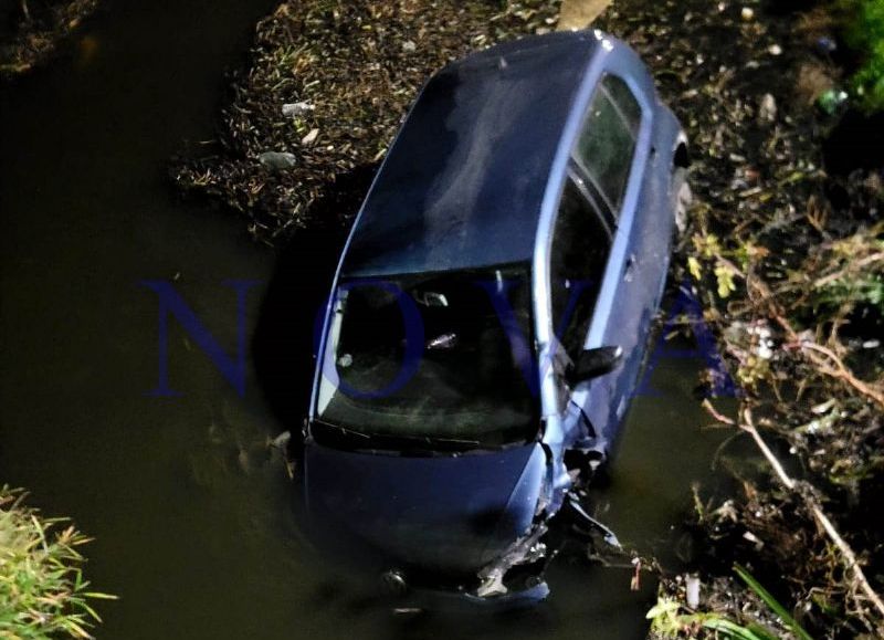 Accidente de tránsito en Berisso: circulaba por avenida 66 y cayó al canal