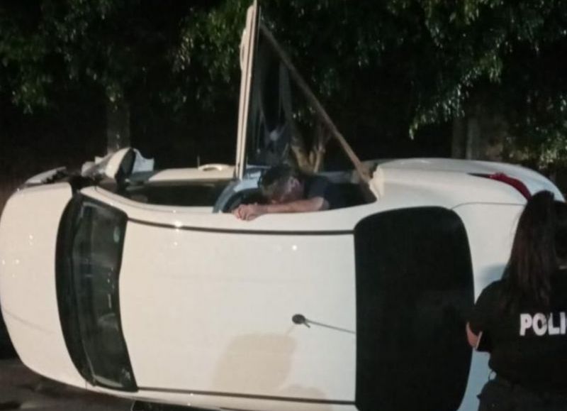 Accidente de tránsito en El Mondongo: un auto volcó tras chocar contra un vehículo estacionado