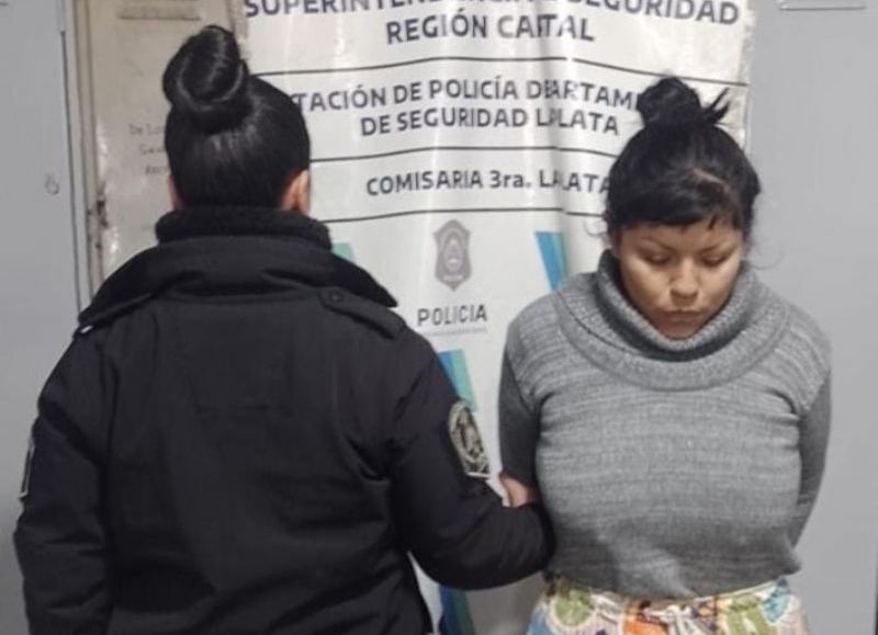 Tensión en Los Hornos: una mujer atacó a vecinos con una cuchilla y un palo