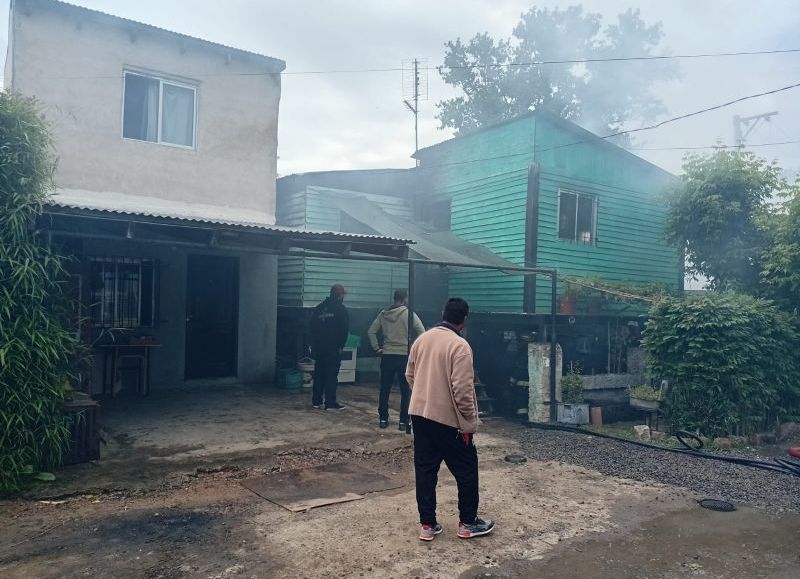 Pirómano atrapado: un joven provocó un incendio que afectó a tres viviendas en Punta Lara