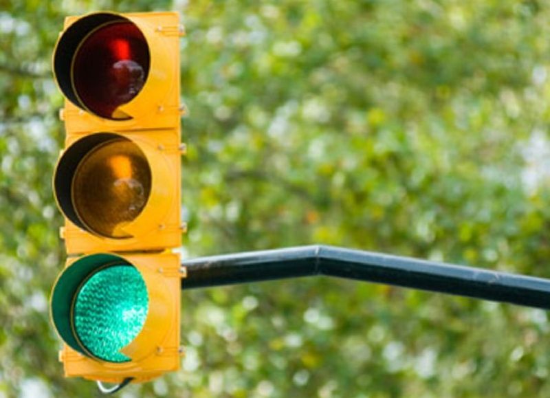 Automovilistas en pie de guerra: apuntan a bicisendas y piden más onda verde en avenidas