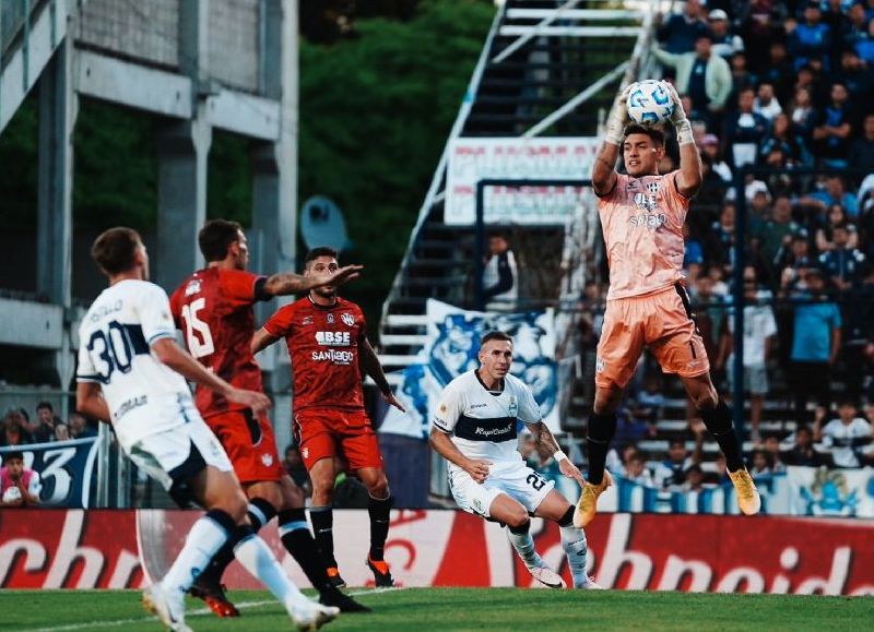 Gimnasia no aprovechó la superioridad numérica y apenas empató con Central Córdoba