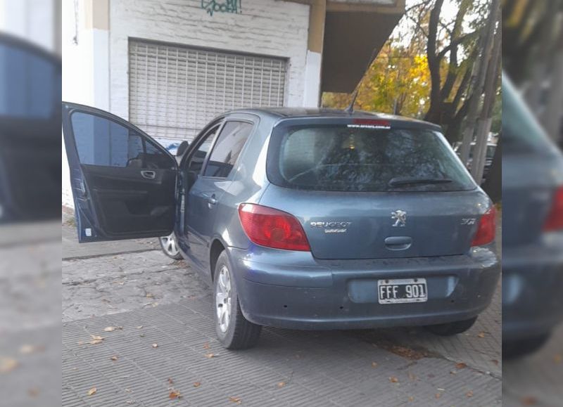 Choque en diagonal 79 y 115: un auto terminó sobre la vereda y embistió una vivienda