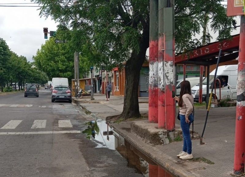 Usuarios del transporte público molestos por el agua que se acumula la parada de 7 y 76
