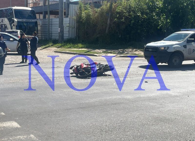 Grave accidente frente al Colegio San Luis: un motociclista sufrió heridas de consideración