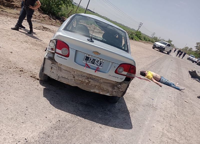 Tragedia en Ensenada: chocó un terraplén, salió despedido del auto y murió