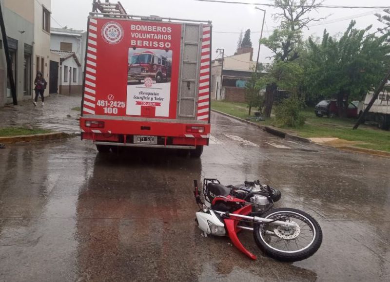 Berisso: un motociclista al hospital tras chocar con un camión de los bomberos voluntarios