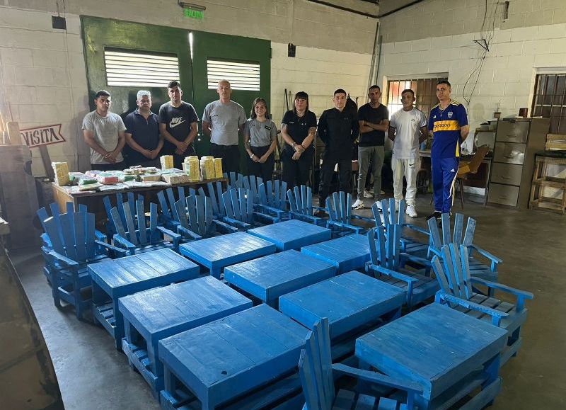 Internos de Gorina elaboran mobiliario y juegos para niños de una ONG en Melchor Romero