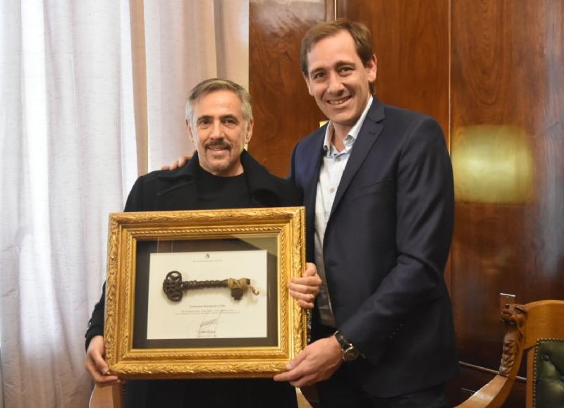 Garro le entregó la Llave Dardo Rocha a Alejandro Lerner