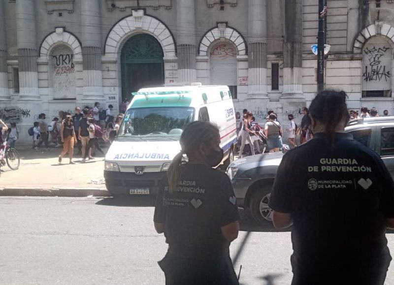 Personal de la Guardia Urbana asistió a madre que se descompuso en la puerta del normal 1