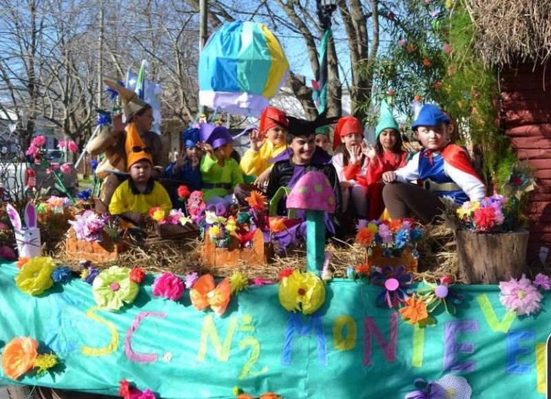 Punta Indio recibió la primavera con un colorido desfile de carrozas