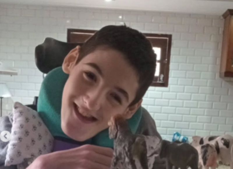 Una vida de lucha: Santino, el adolescente platense que busca mejorar su calidad de vida con un tratamiento en México