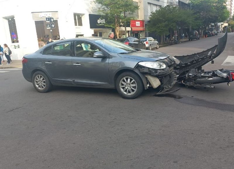 Microcentro de la ciudad: así fue el accidente en 8 y 46 que dejó a una motociclista internada