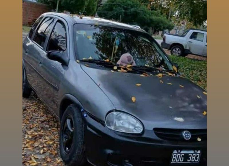 El misterio del auto robado que todo el mundo ve y la policía no lo puede encontrar