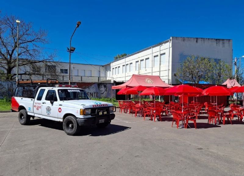Bomberos voluntarios en busca de fondos: se presentaron con un puesto de sándwiches en Berisso