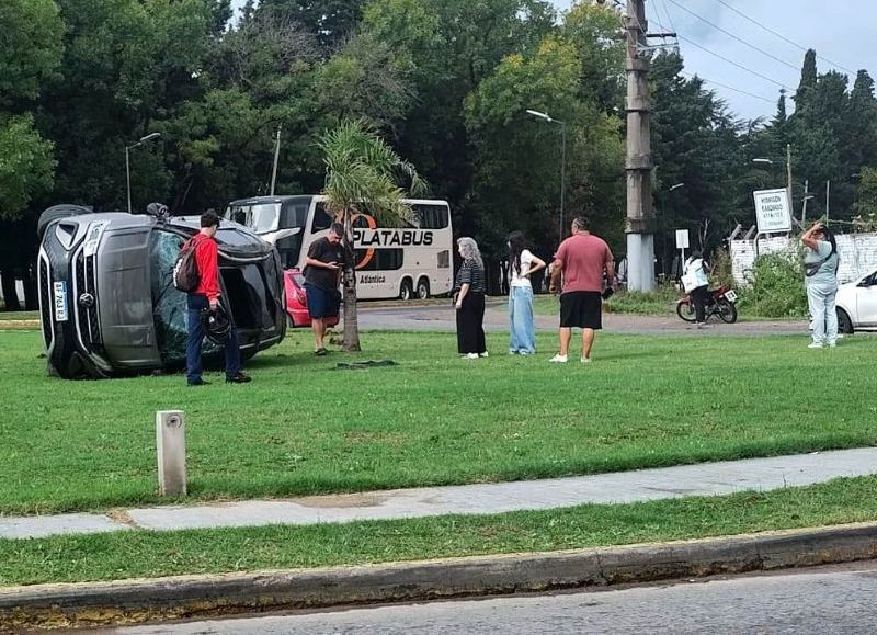 Milagro en Ringuelet: un auto volcó en la rotonda de 520 y 131, y el conductor salió ileso