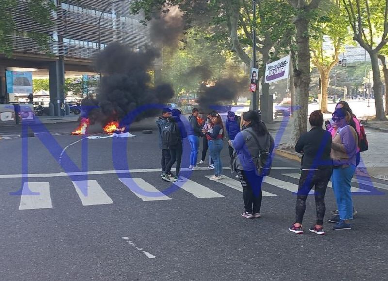 Trabajadores municipales de UPCNBA realizan el tercer día de paro y corte frente a la Municipalidad