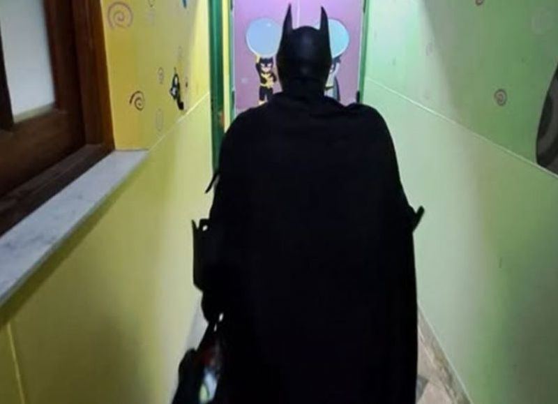 Batman cerró el año acompañando a familias del Hospital de Niños
