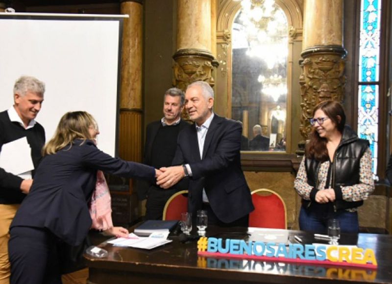 Alak entregó créditos a vecinos de La Plata junto con funcionarios provinciales