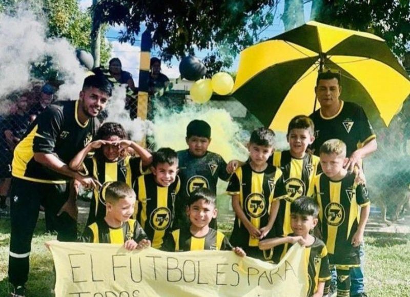 Topacio enfrento a Estudiantes en un amistoso: los chicos posaron con una bandera contra el racismo