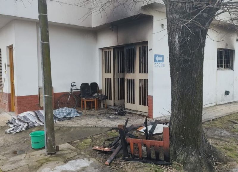 Tolosa: murió un anciano en un incendio de vivienda y un rescatista resultó con quemaduras