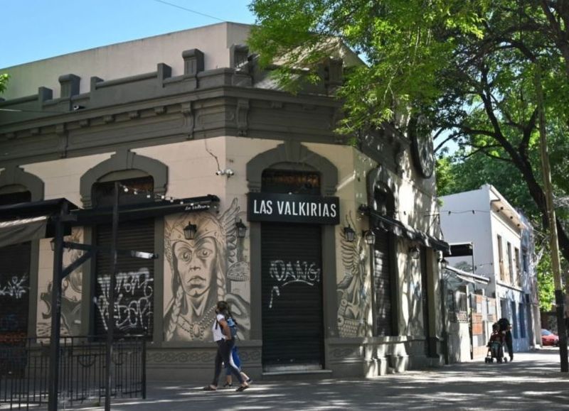 Plaza Rocha: lo encañonaron y robaron, persiguió a los asaltantes en moto y la policía los detuvo